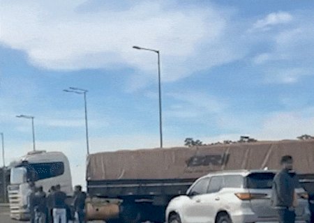 Revoltado com ped&aacute;gio e obras na pista, motorista para BR-163 em protesto