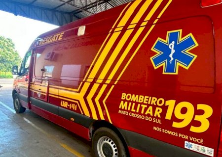 Homem fica com ferragem encravada na coxa ao tentar pular portão>