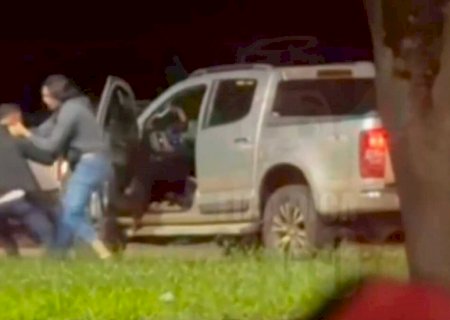 Motoristas brigam e trânsito trava durante obras na BR-163, em São Gabriel do Oeste (vídeo)>