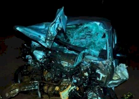 Motorista fica em estado grave em acidente entre carro, carreta e &ocirc;nibus