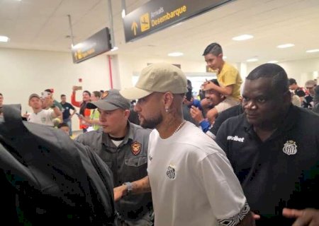 Com coro de &ldquo;Neymar na Sele&ccedil;&atilde;o&rdquo;, multid&atilde;o recebe o Santos na fronteira
