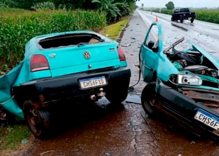 Batida violenta parte carro ao meio em Fátima do Sul e deixa um morto>