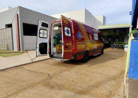 Colisão entre carro e moto deixa mulher com fratura na perna em Caarapó
