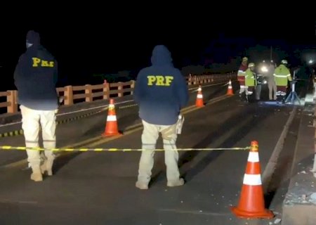 Caminhão rompe proteção de ponte e desaparece nas águas do Rio Vacaria na BR-163>