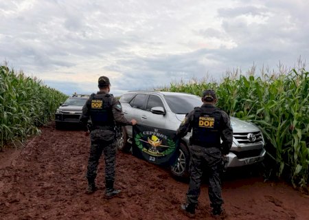 Motorista joga caminhonete contra viatura da polícia em Laguna, foge a pé e abandona veículo furtado