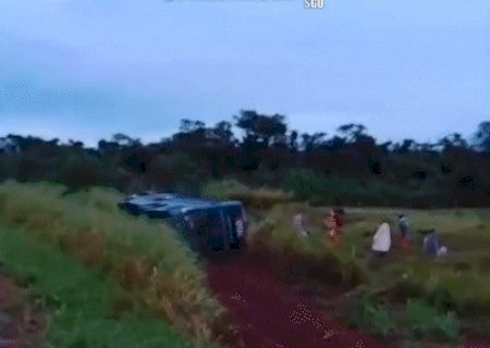 Colis&atilde;o frontal mata motorista e faz &ocirc;nibus com 17 passageiros tombar na BR-060>