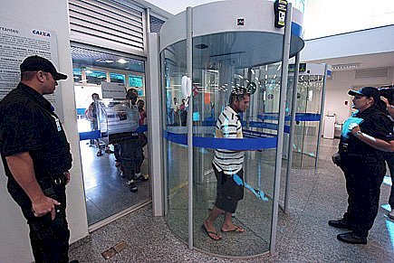 Lei Municipal obriga bancos de Caarapó a instalar portas com detector de metais e câmeras de segurança