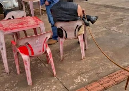 Homem é amarrado em cadeira após sair de lanchonete sem pagar pastéis em Maracaju