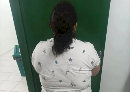 Mulher de 37 anos finge ter 12 e é presa por estelionato um ano após ser adotada por família