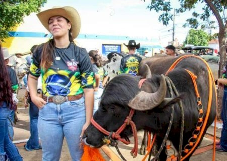 Caarapoense representa tradição sertaneja em cavalgada na Capital>
