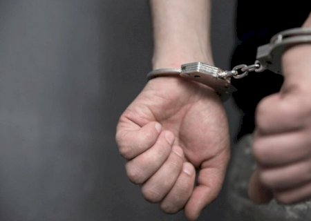 Preso, criminoso ‘dá balão’ na polícia e foge de delegacia após abrir algema em Dourados>