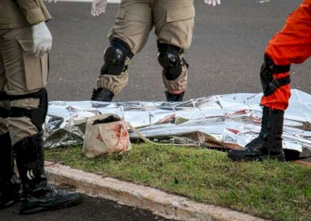 Gar&ccedil;onete morre ao bater motocicleta em poste de ilumina&ccedil;&atilde;o de ciclovia>
