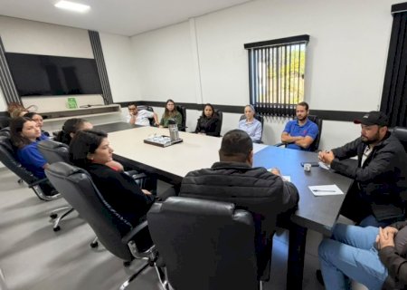 Nado Tozzi reúne farmacêuticos e propõe melhorias na divulgação dos plantões noturnos em Caarapó>