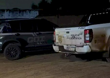 Homem é assassinado a facadas e corpo deixado em terreno