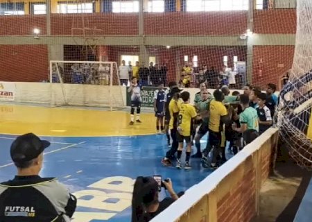 Briga entre adultos interrompe final do Sub-13 e mancha decisão em Dourados