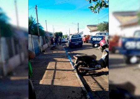Dupla em motocicleta executa homem a tiros em frente a residência>
