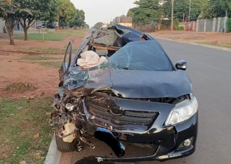 Homem fica gravemente ferido após carro atingir carreta estacionada na Vila Planalto>
