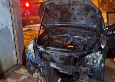 Incêndio atinge veículo estacionado em residência no Capitão Vigário>