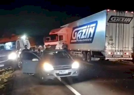 Colis&atilde;o entre ambul&acirc;ncia, carreta e carro deixa 12 feridos na BR-163>