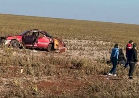 Mulher morre ao ser arremessada de carro durante capotamento na MS-386>
