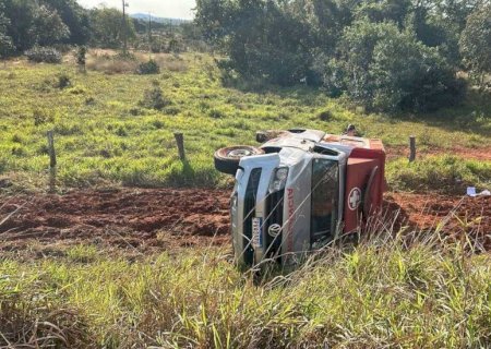 Pneu de ambulância estoura e veículo capota na MS-040 (vídeo)>