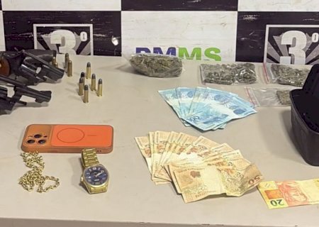 Dupla é presa com armas de fogo e maconha após ronda em bar>