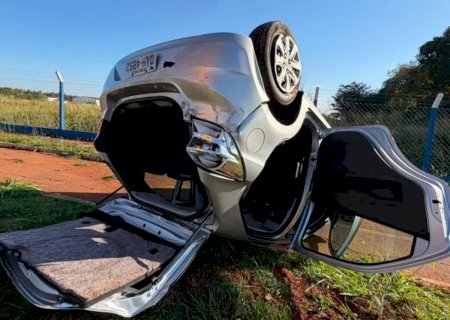 Motorista perde controle da direção e capota Ford Ka na MS-134