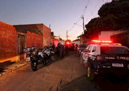 Adolescente de 16 anos &eacute; executado com 12 tiros dentro de casa