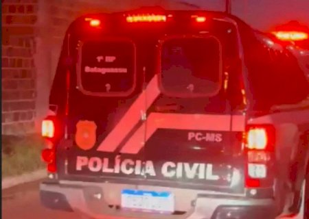 Dupla em moto atira contra jovem em frente de casa em Dourados>