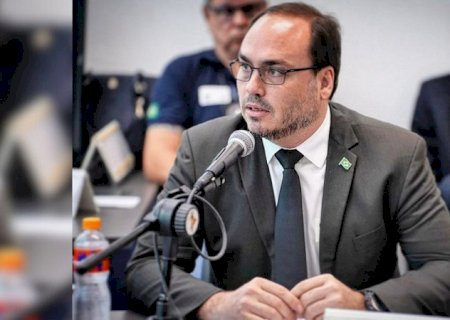 Carlos Bolsonaro diz que militarizar governo foi um dos maiores erros do pai