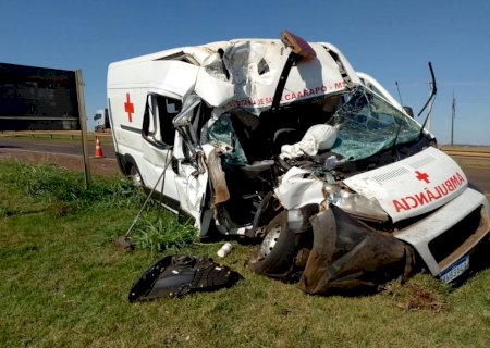 Ambulância da Saúde de Caarapó fica destruída após colisão com caminhão na BR-163; motorista saiu ileso>