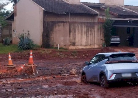 Carro elétrico fica atolado após temporal e é abandonado em rua de Campo Grande>