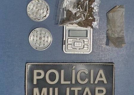 Jovem é detido por porte de maconha durante ação da Polícia Militar em Caarapó>