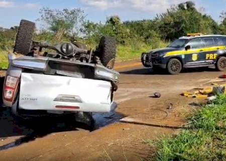Hilux carregada com maconha capota durante fuga da PRF em Dourados>