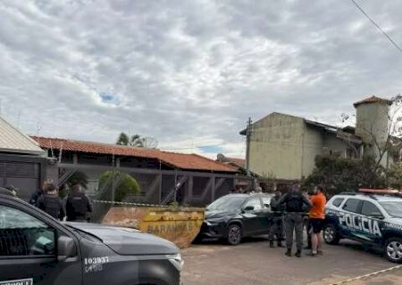 Empres&aacute;rio &eacute; executado no quintal de casa por dupla em motocicleta>