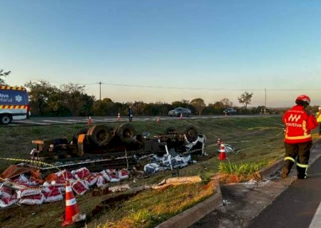 Motorista de 72 anos morre ap&oacute;s caminh&atilde;o com sal mineral capotar na rodovia