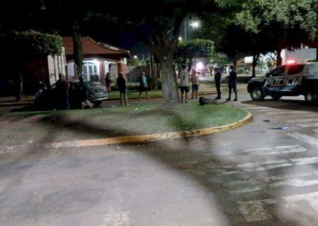Motorista fica ferido após colisão entre dois carros no Centro de Caarapó; veículo quase invade residência