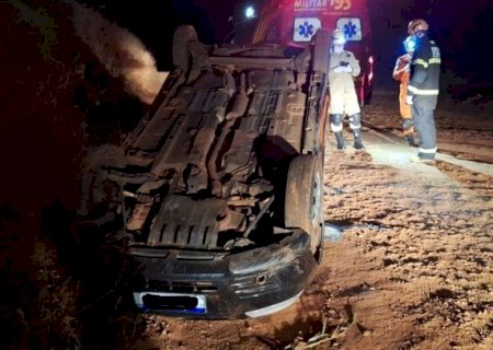 Discussão entre casal termina com carro capotado em Caarapó