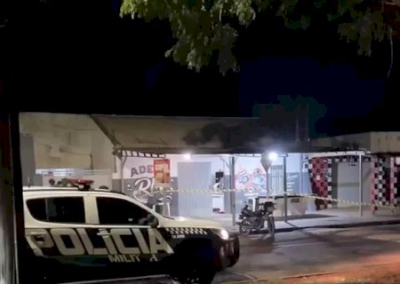 Entregador perde controle de moto, bate em árvore e morre no hospital em Itaporã>