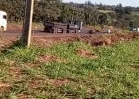 Acidente entre motocicleta e caminhão deixa duas vítimas graves na BR-163>