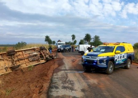 Mulher morre e marido fica gravemente ferido em acidente entre carro e caminhão na MS-295>