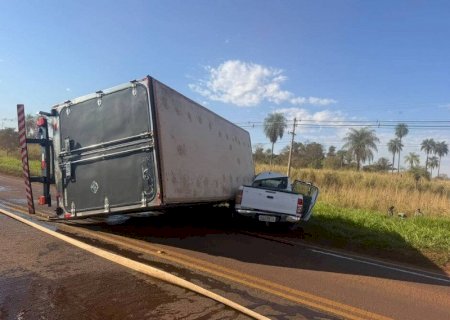 Colisão entre caminhão e caminhonete deixa três feridos na MS-162>