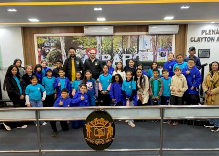 Vereador Flávio promove projeto de visitação ao Legislativo e recebe alunos da Escola Cândido Lemes>