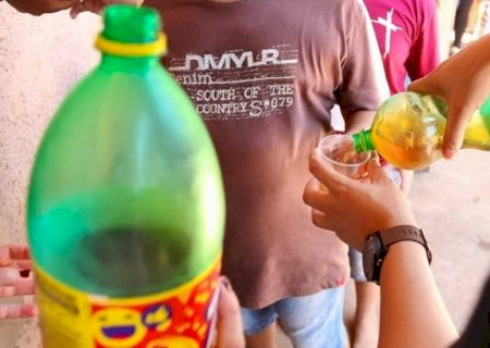 Mulher joga refrigerante em rosto de bebê durante briga em evento político no Danúbio Azul>