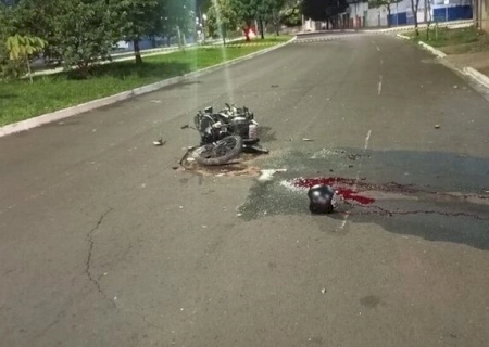 Motociclista morre ao atingir carro e muro de avenida em MS>