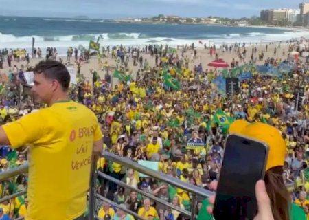 Flávio Bolsonaro inicia campanha à Presidência com ato em Copacabana