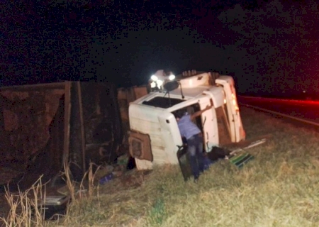 Caminhão caçamba tomba na MS-156 entre Caarapó e Amambai durante a madrugada