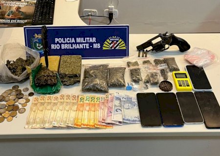 Polícia fecha 'boca de fumo' e prende dupla com arma e drogas