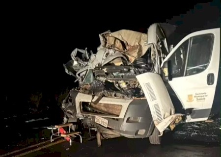 Acidente entre van da saúde, caminhão e pick-up deixa quatro mortos na MS-156>