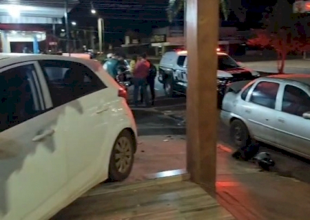 Carro invade varanda de sorveteria após sequência de colisões em Caarapó>